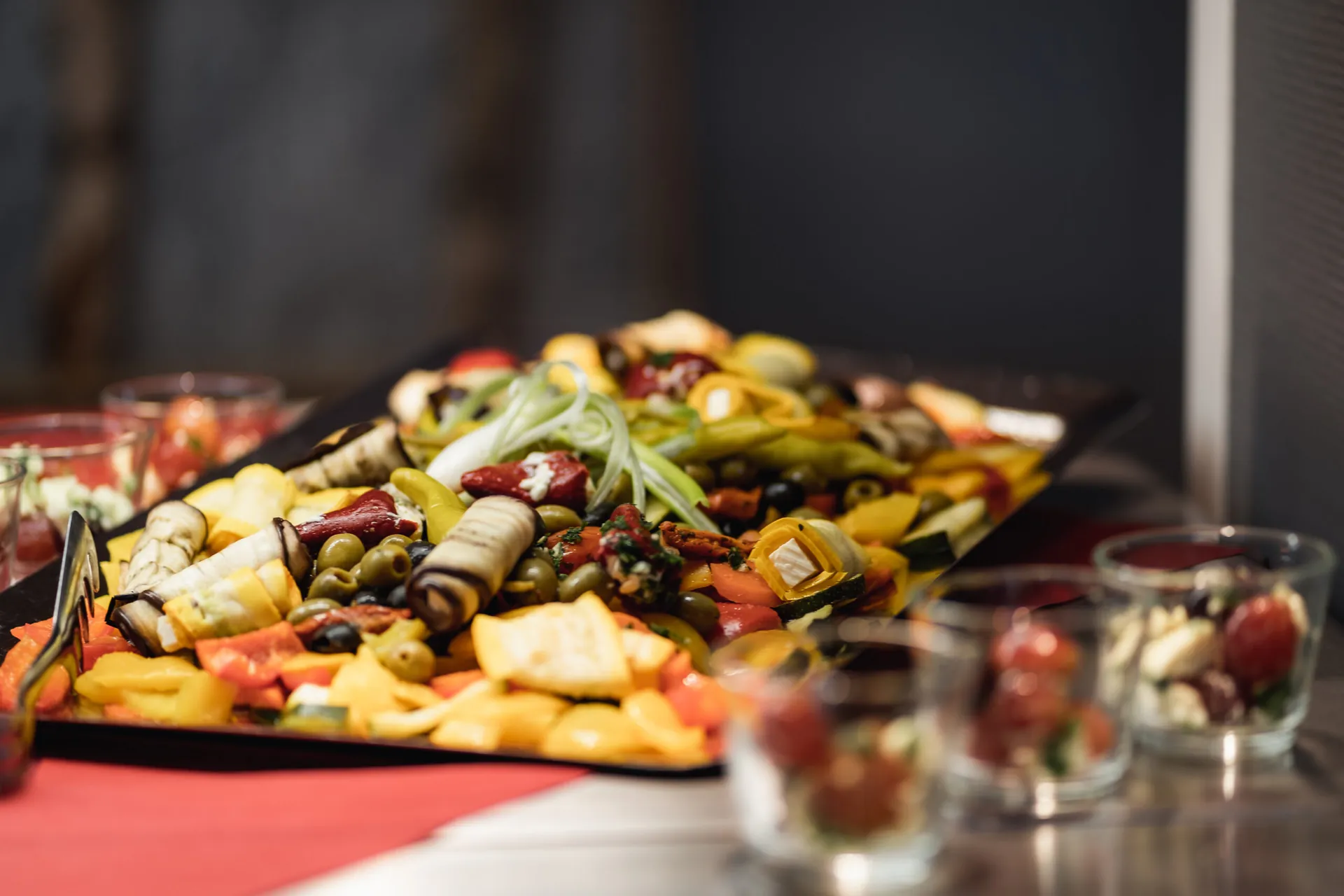 Farbenreich angerichtete Antipasti-Tafel mit mediterranen Vorspeisen